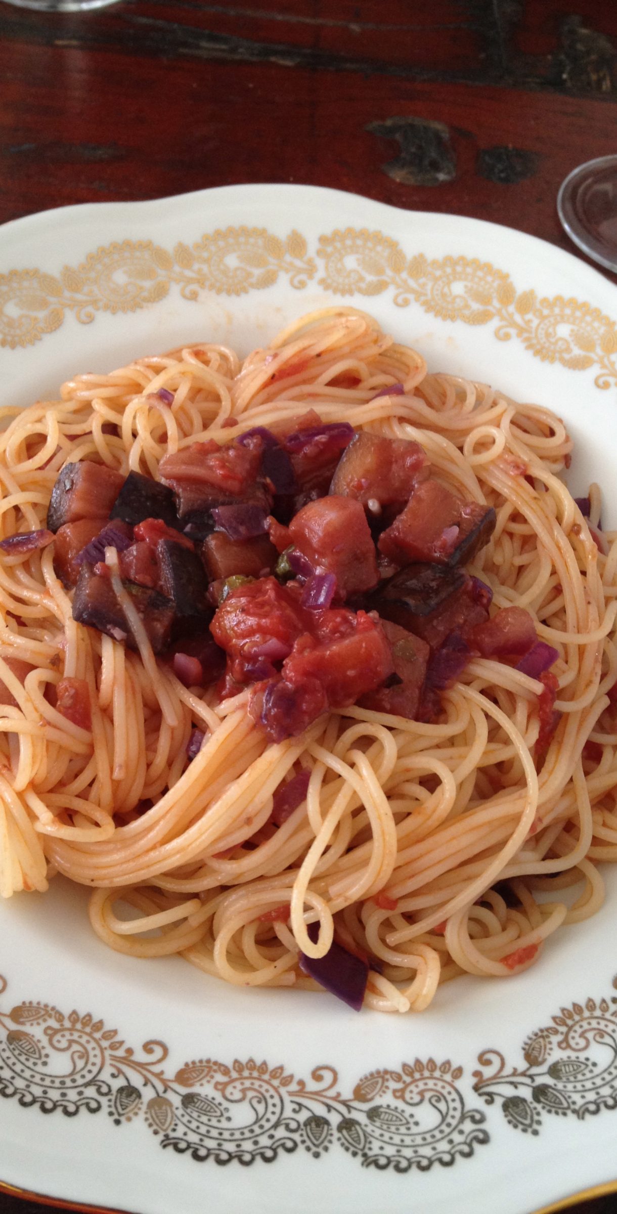 Vegetarisch pasta met tomaten-auberginesaus