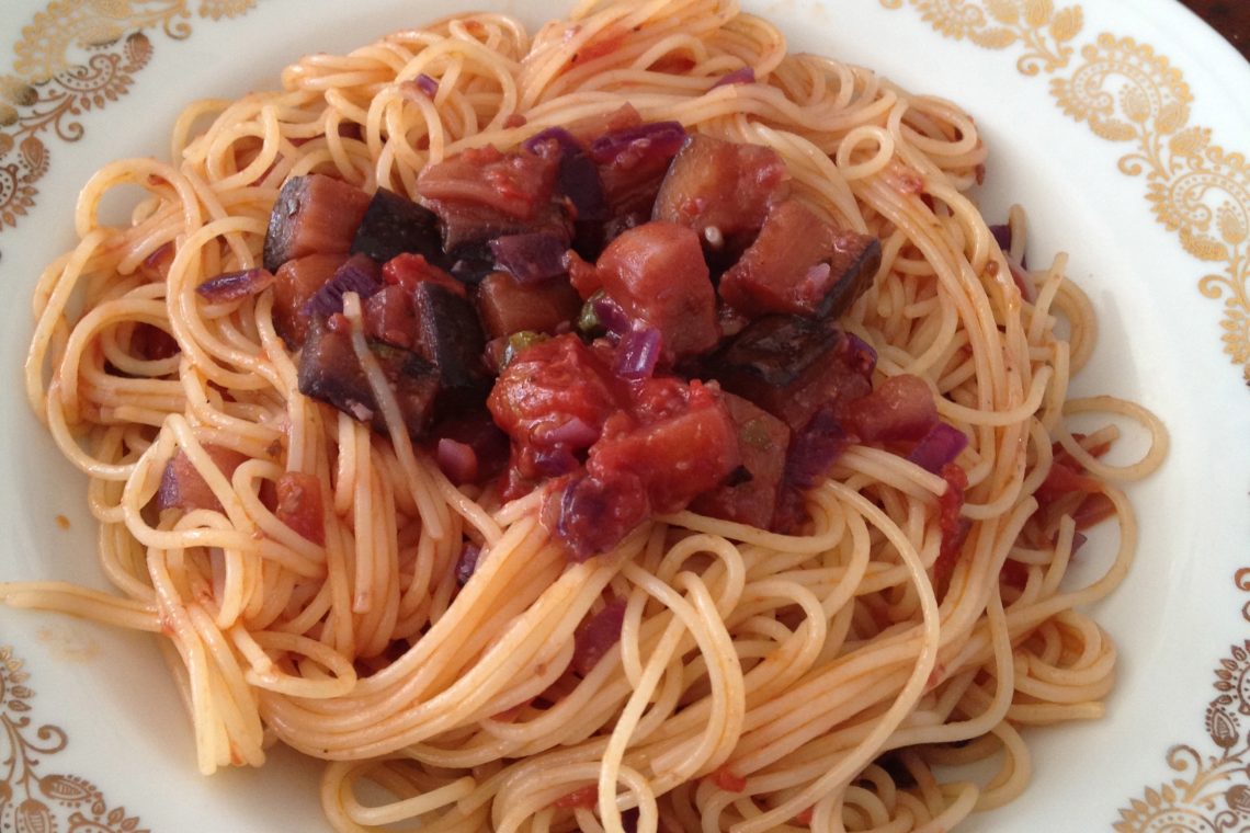Vegetarisch pasta met auberginetomaten-saus