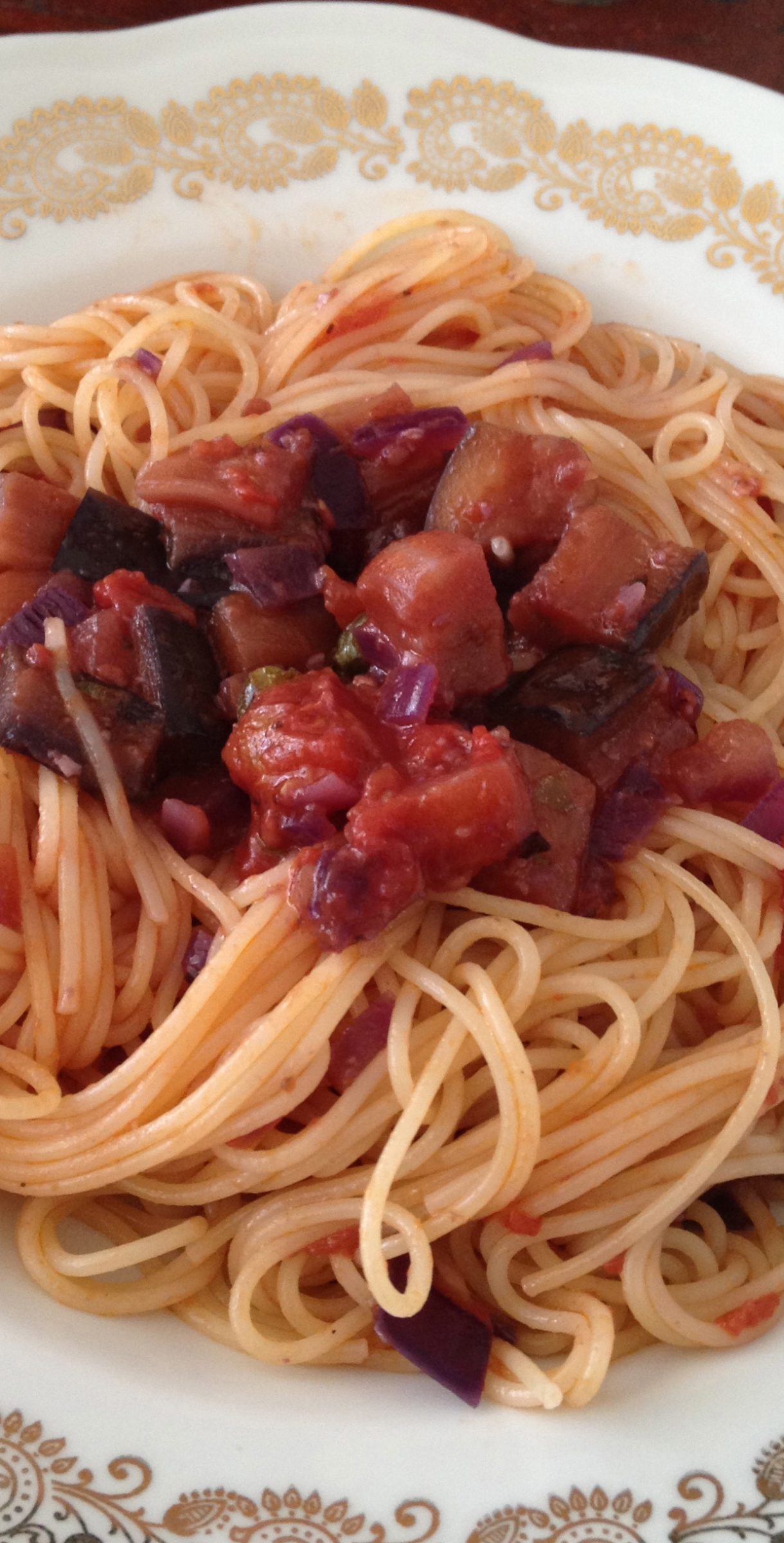 Vegetarisch pasta met auberginetomaten-saus