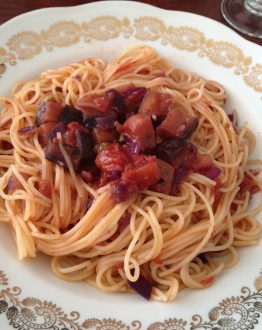 Vegetarisch pasta met auberginetomaten-saus