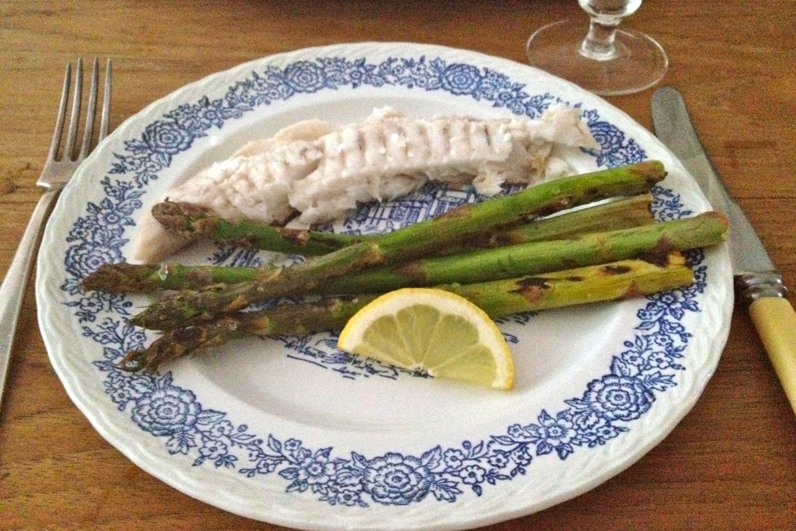 Wilde dorade met groene asperges