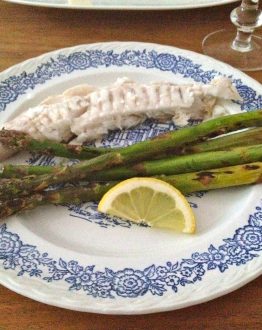 Wilde dorade met groene asperges