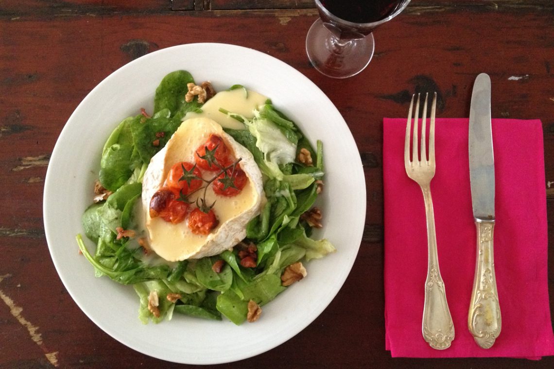 Salade met warme camembert