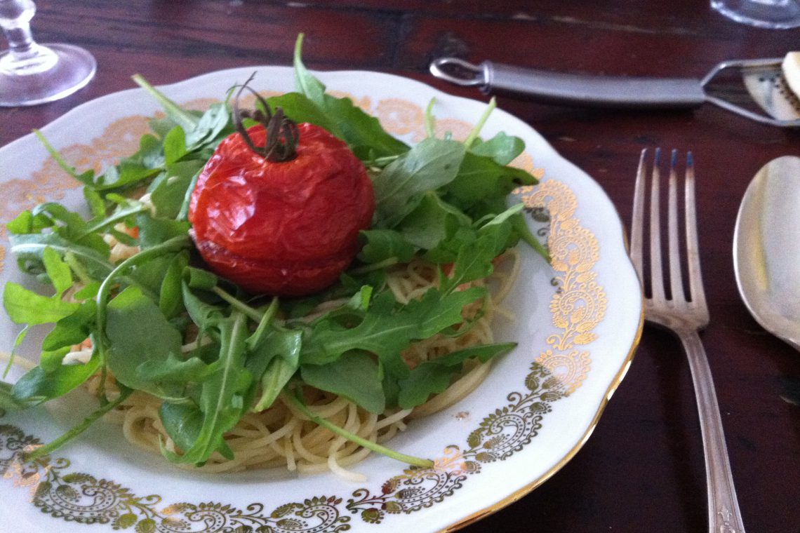 Spaghetti aglio e olio met garnaaltjes en tomaat