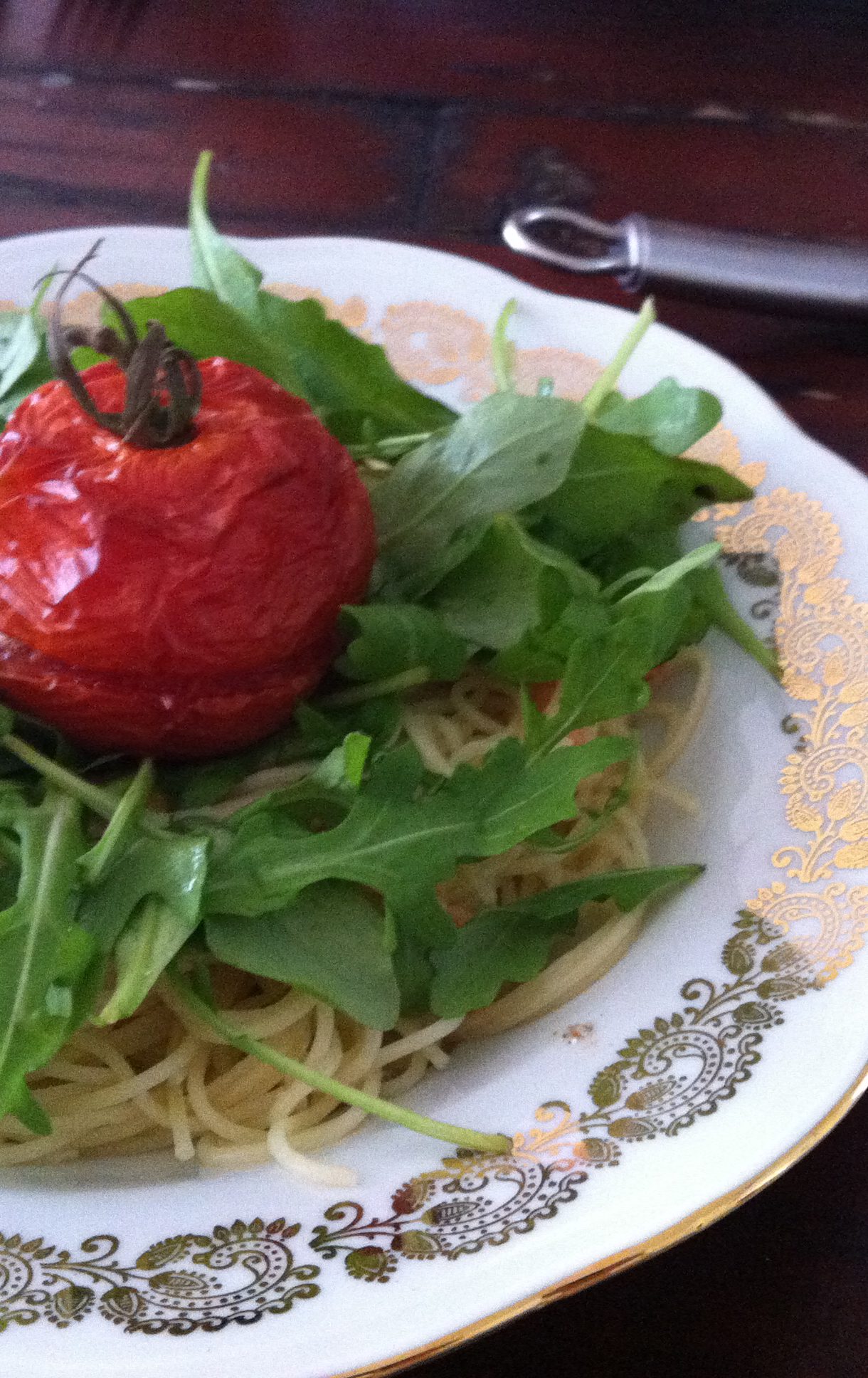 Spaghetti aglio e olio met garnaaltjes en tomaat