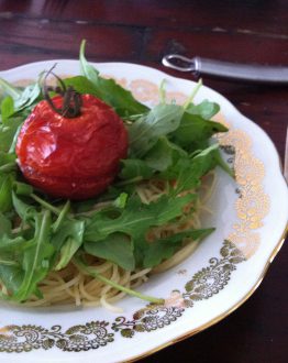 Spaghetti aglio e olio met garnaaltjes en tomaat