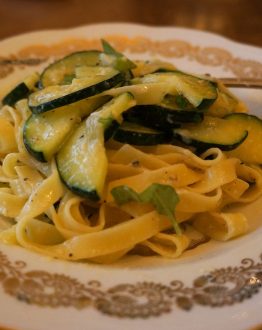 Makkelijke vegetarische pasta courgette ei