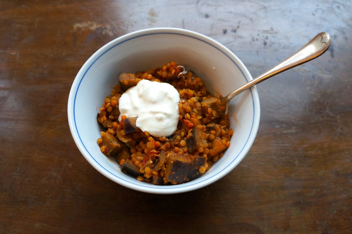Linzencurry met aubergine