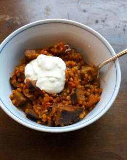Linzencurry met aubergine