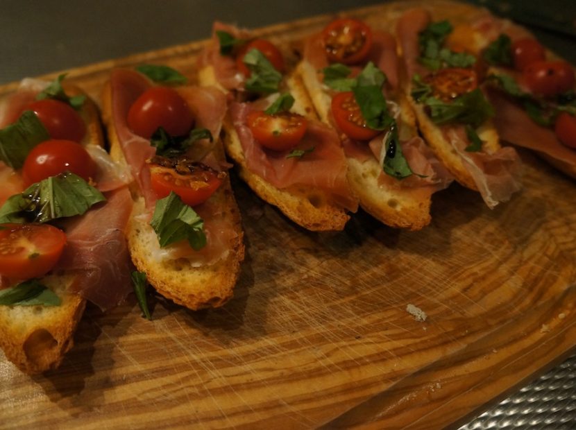 Crostini's met rauwe ham