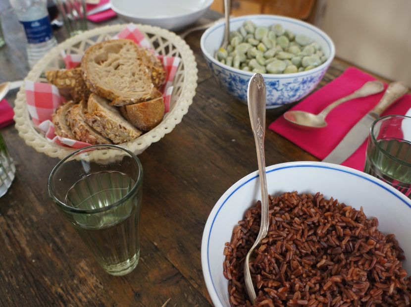 Spaanse-kabeljauw-met-olijven-tomatensaus-rijst-tuinbonen-brood