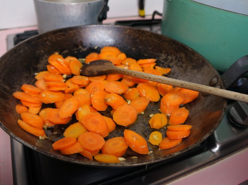 Zoete-knoflookworteltjes-pan