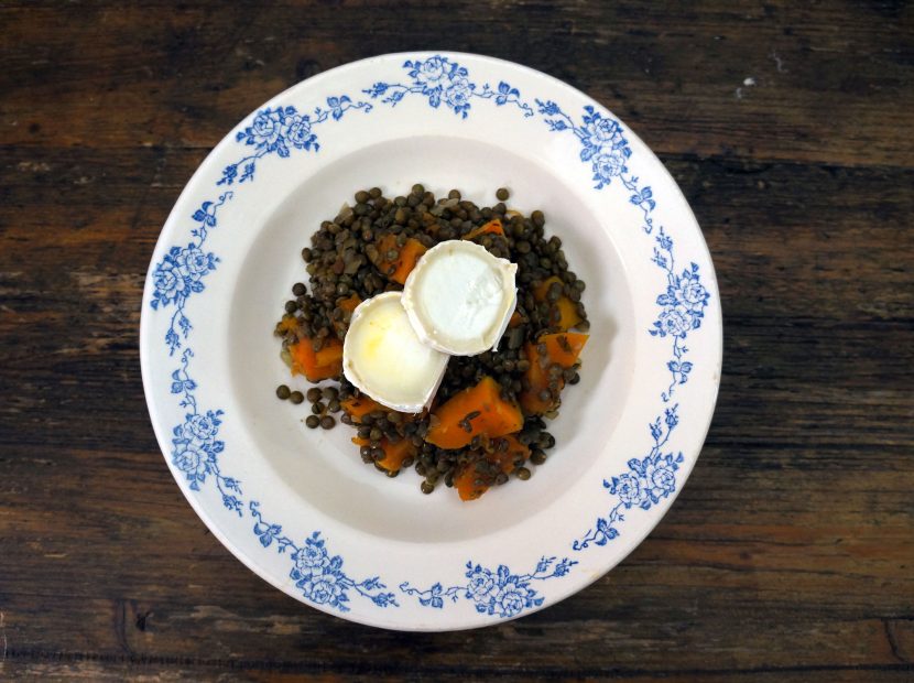 Vegetarische-linzenschotel-pompoen-geitenkaas-gebloemd-bordje