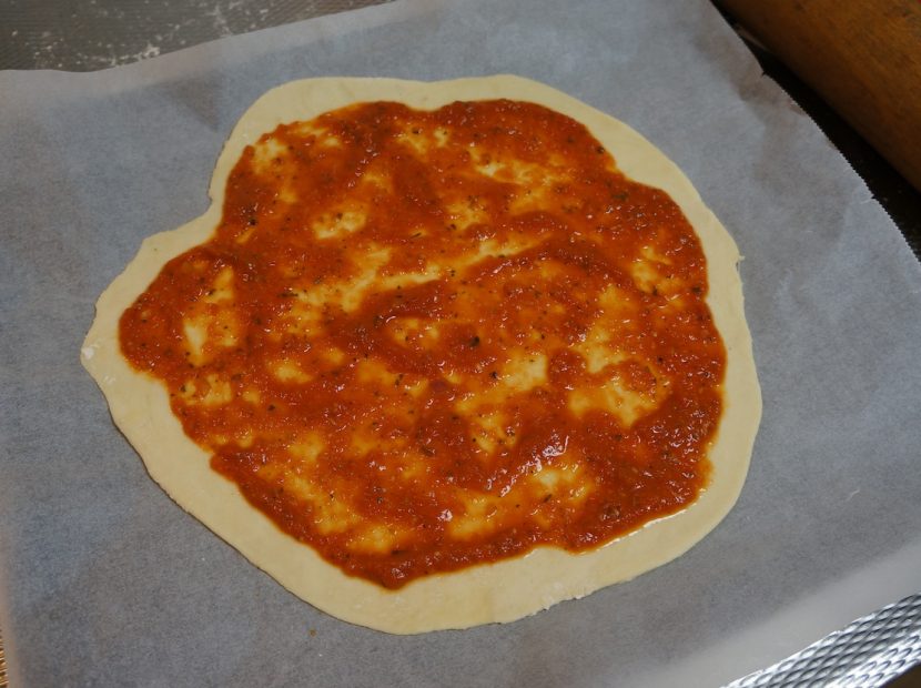 7-pizzabodem-tomatensaus