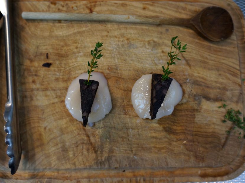 Fluwelen-linzensoep-coquilles-met-bloedworst-en-tijm