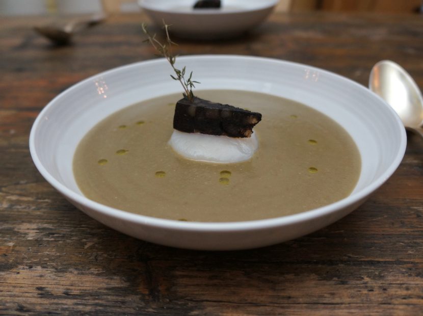 Fluwelen linzensoep met coquille, bloedworst en tijm
