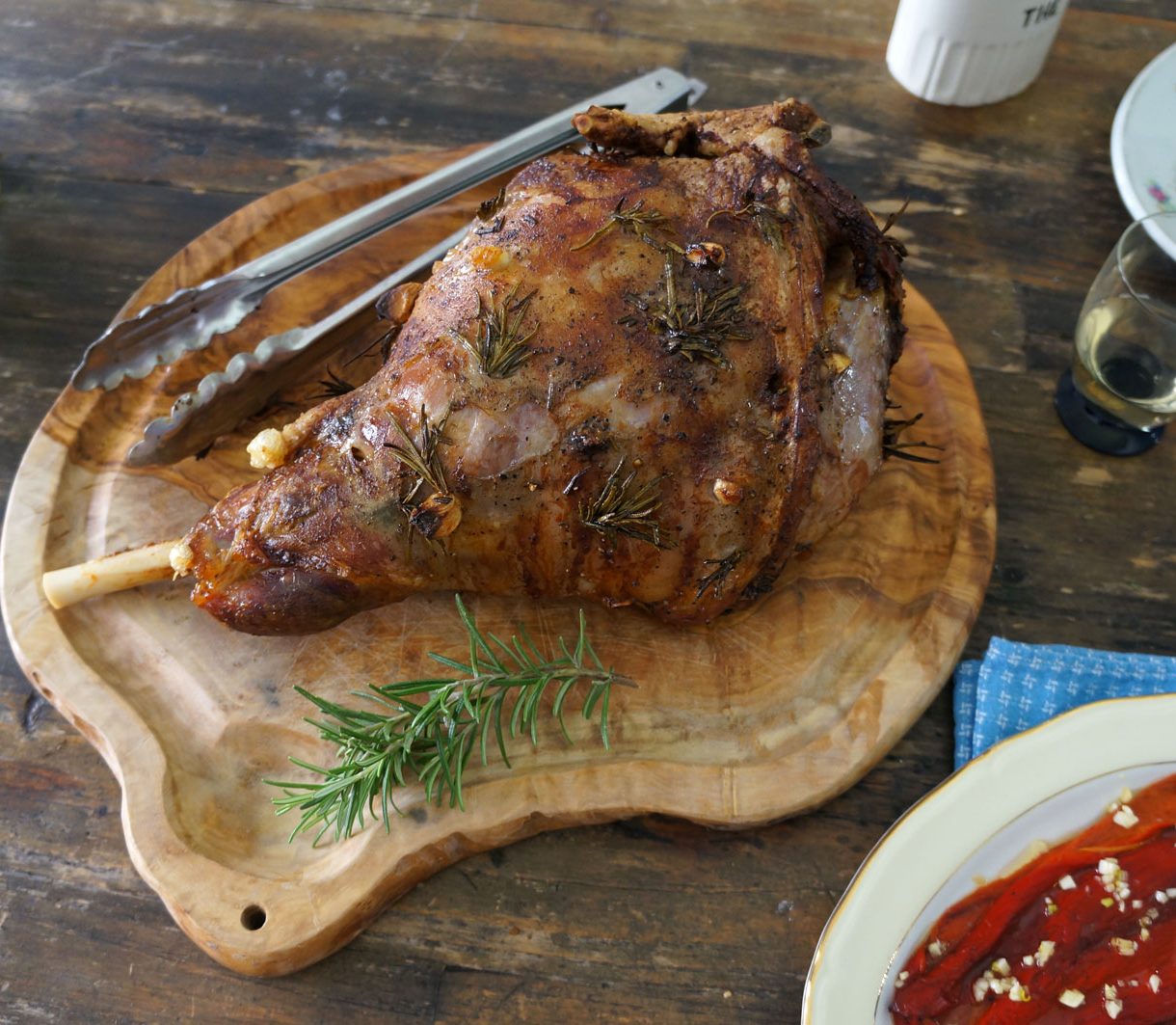 Lamsbout serveren op olijfhouten plank