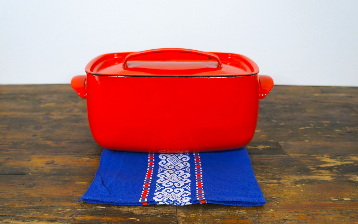 Scandinavische diepe ovenschaal met deksel rood van emaille