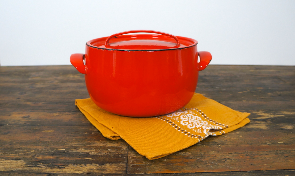Scandinavisch kleine ronde pan van emaille met deksel rood