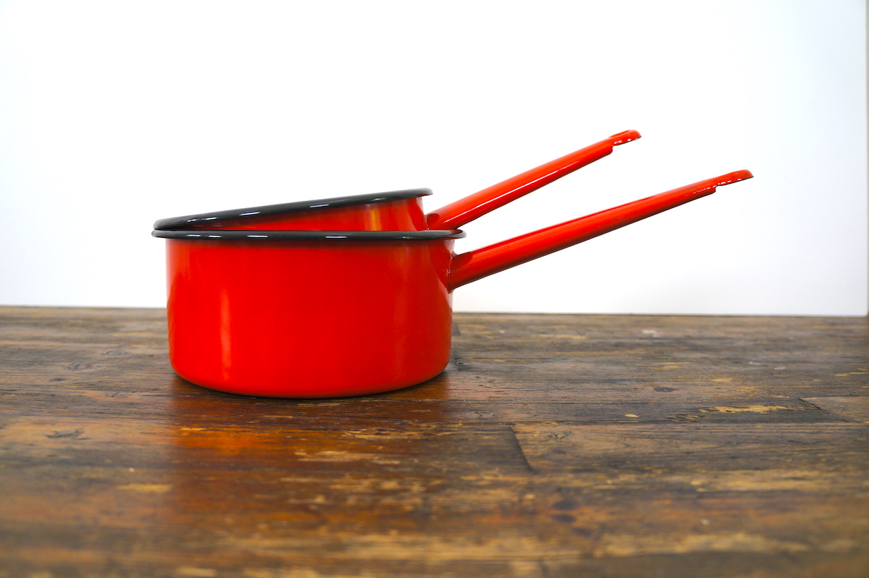 Twee rood emaille steelpannetjes