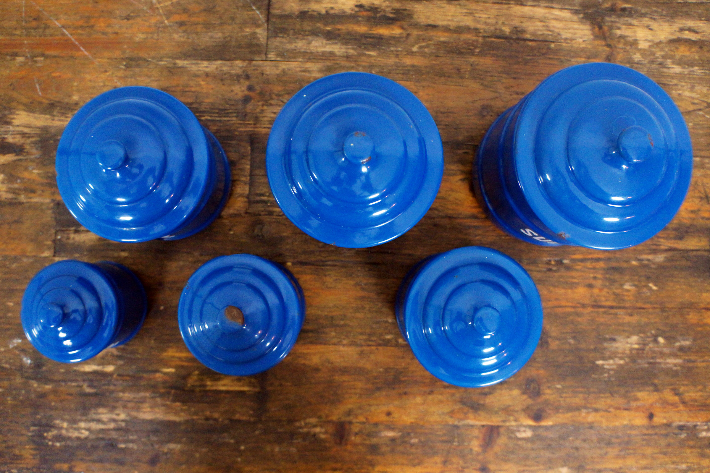 6 blauwe emaille keukenblikken met deksel en witte tekst - Image 3