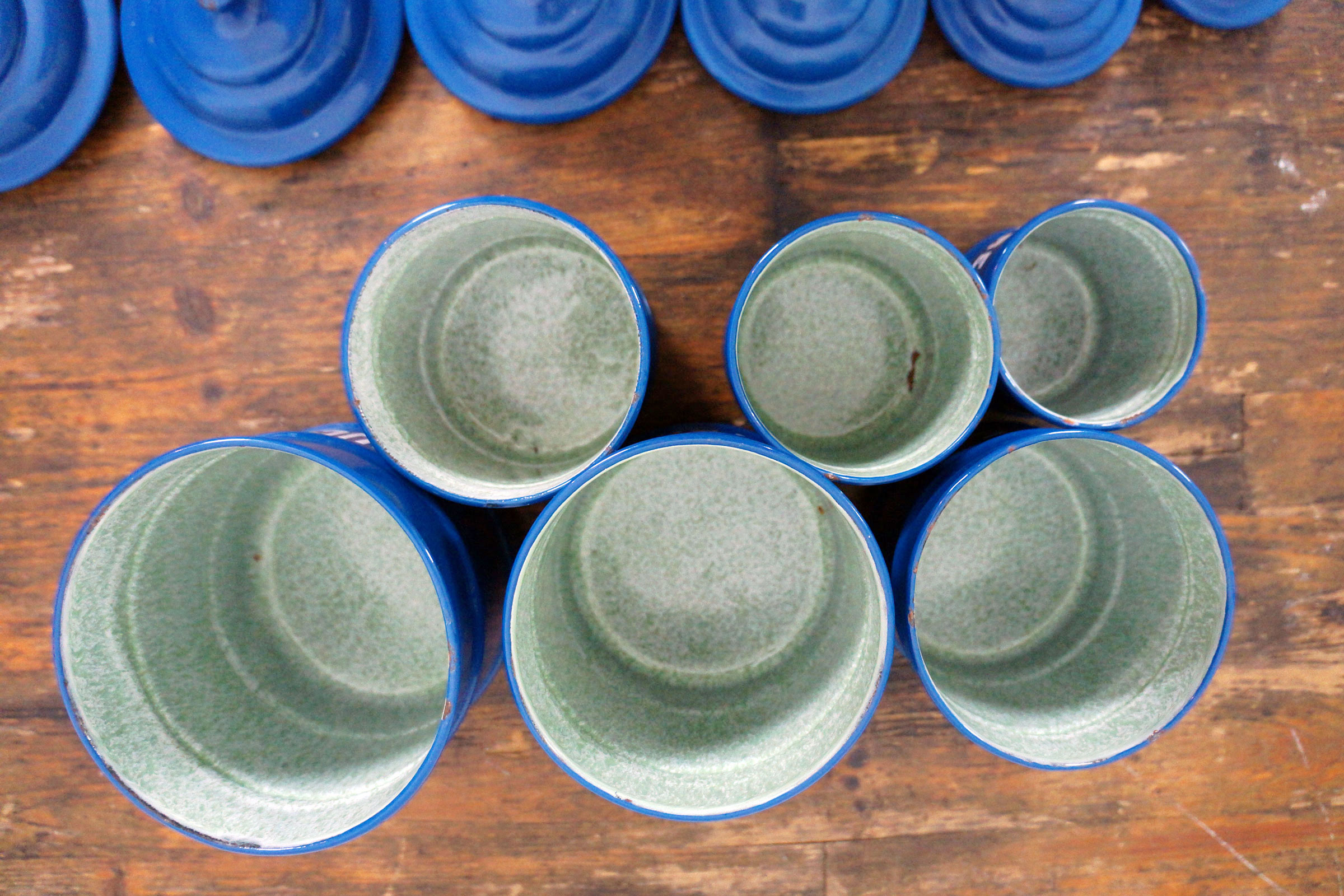 6 blauwe emaille keukenblikken met deksel en witte tekst - Image 4