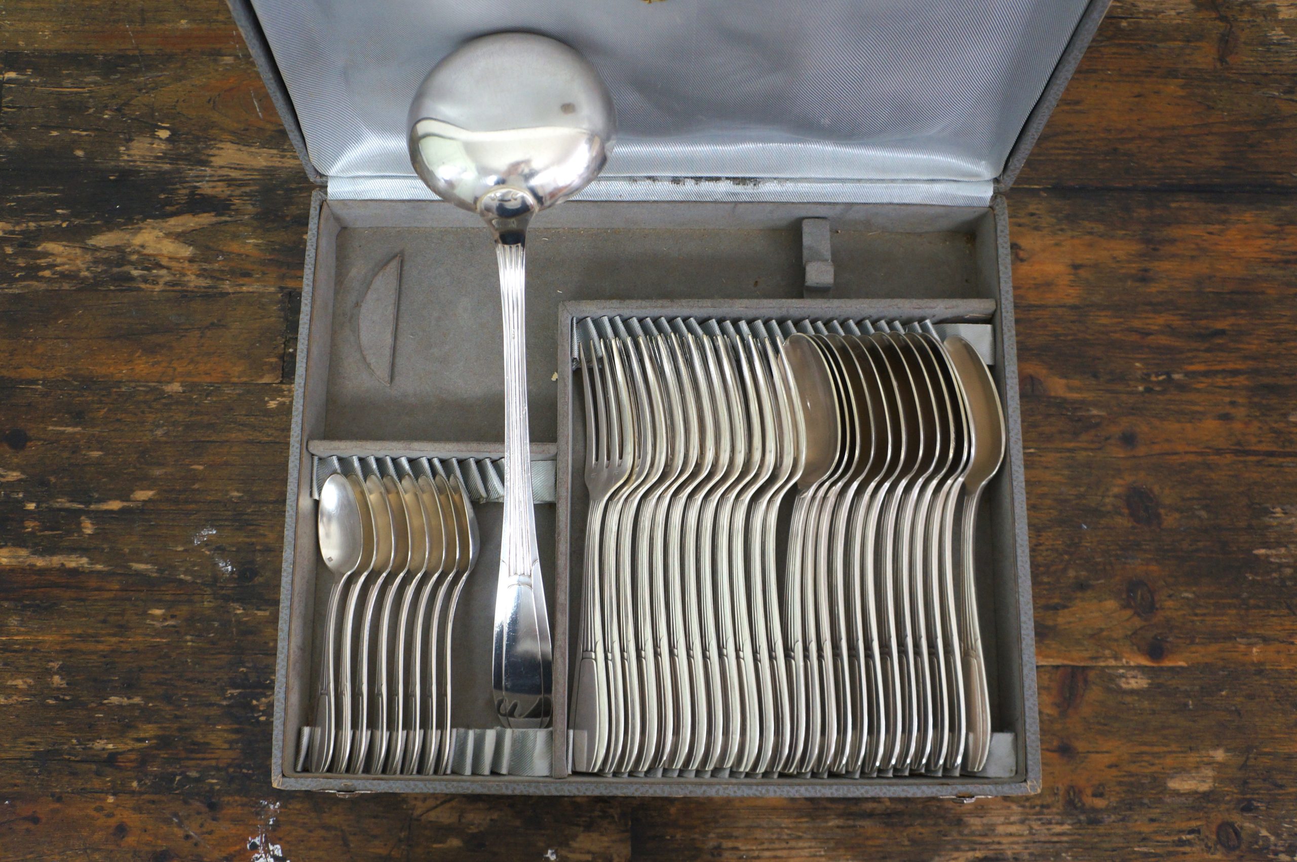 Art deco bestekset met 12 vorken, lepels, 8 dessertlepels en soeplepel in grijze koffer - Image 2