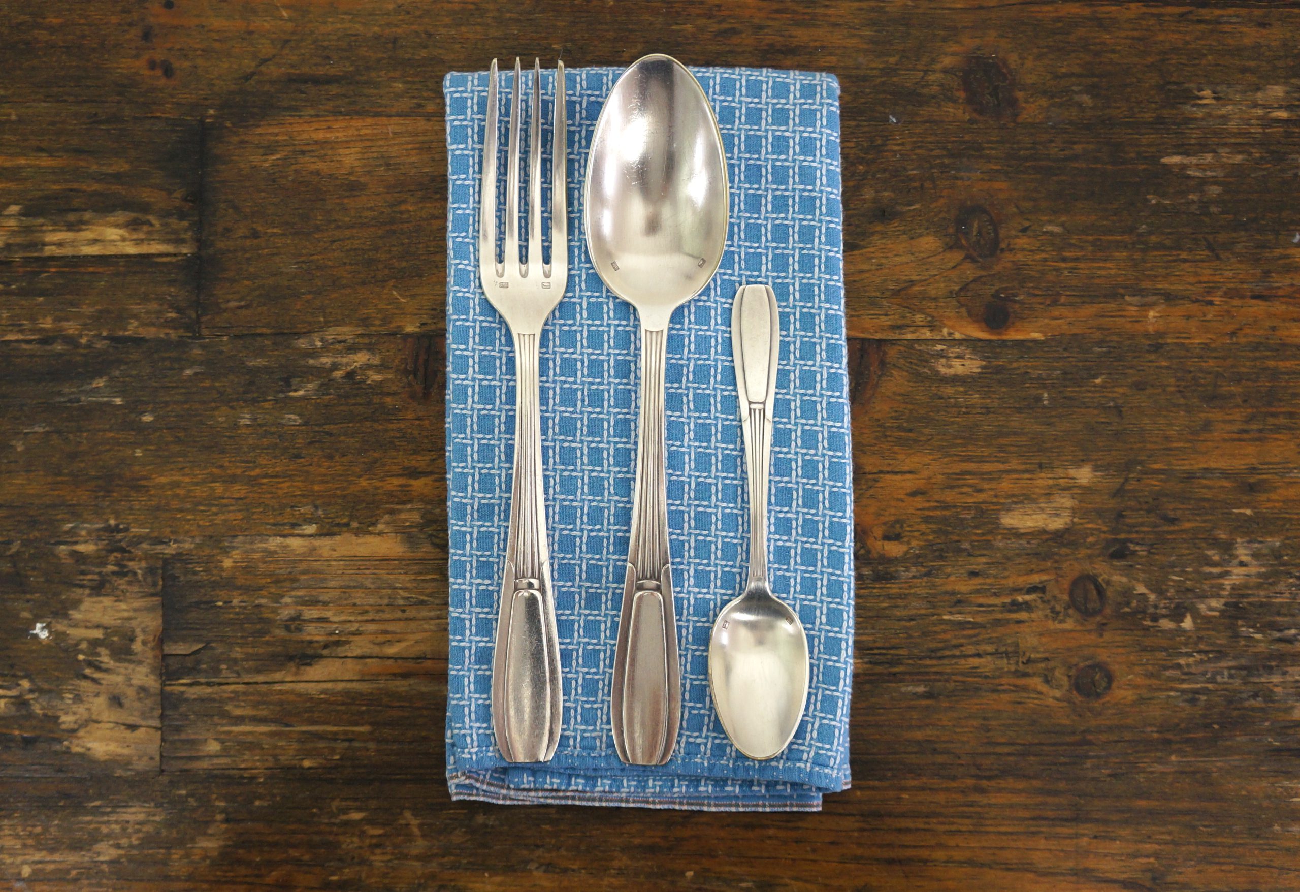 Art deco bestekset met 12 vorken, lepels, 8 dessertlepels en soeplepel in grijze koffer