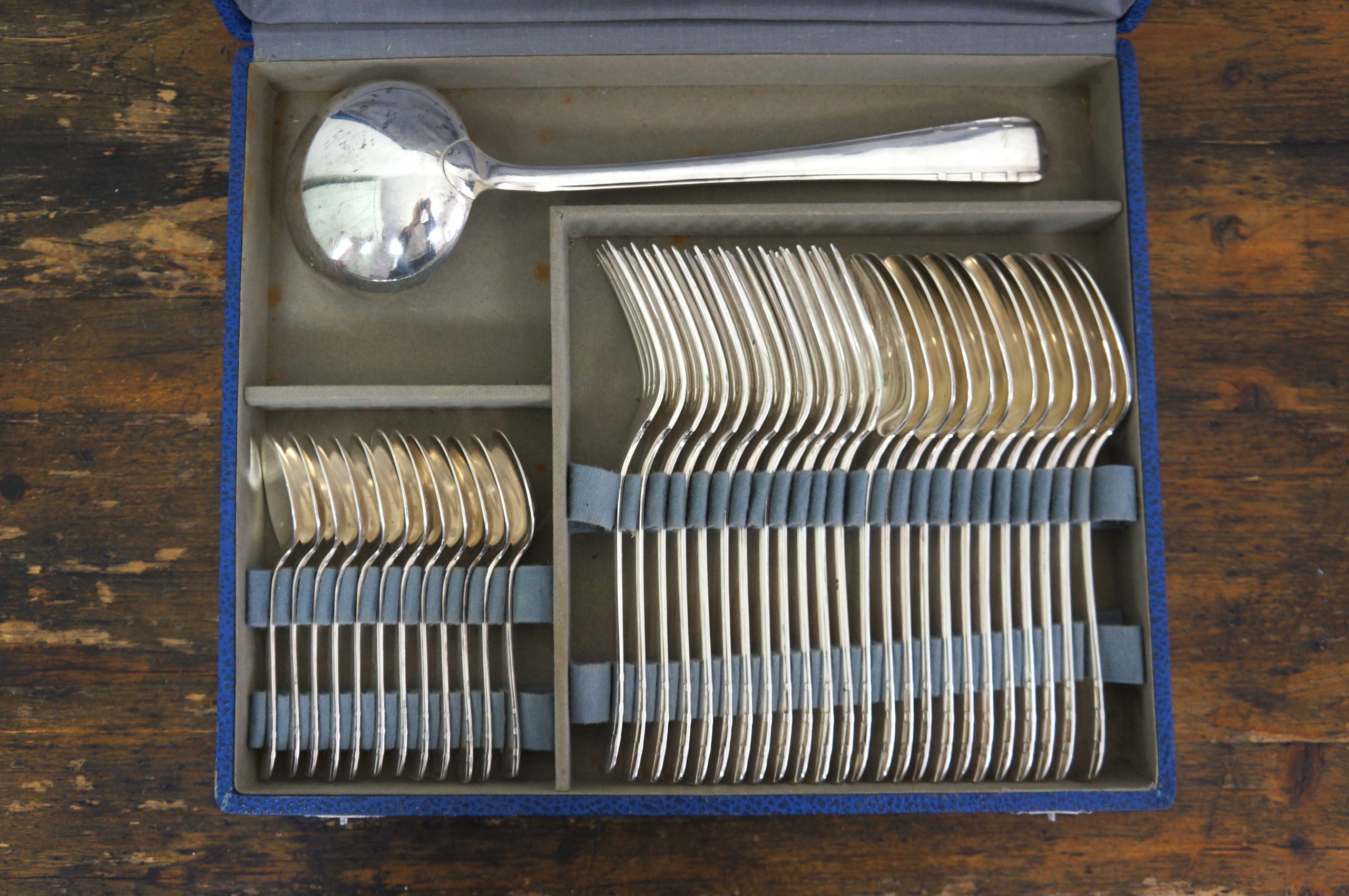 Art deco bestekset met 12 vorken, lepels, dessertlepels en soeplepel in blauwe koffer - Image 2