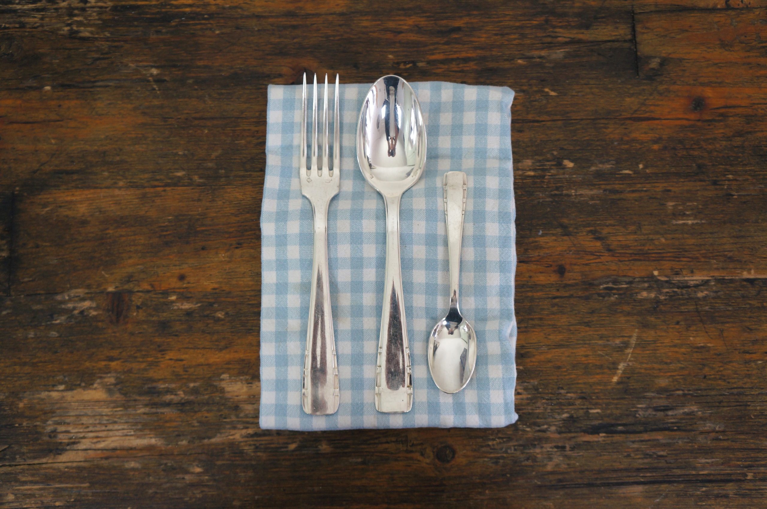 Art deco bestekset met 12 vorken, lepels, dessertlepels en soeplepel in blauwe koffer