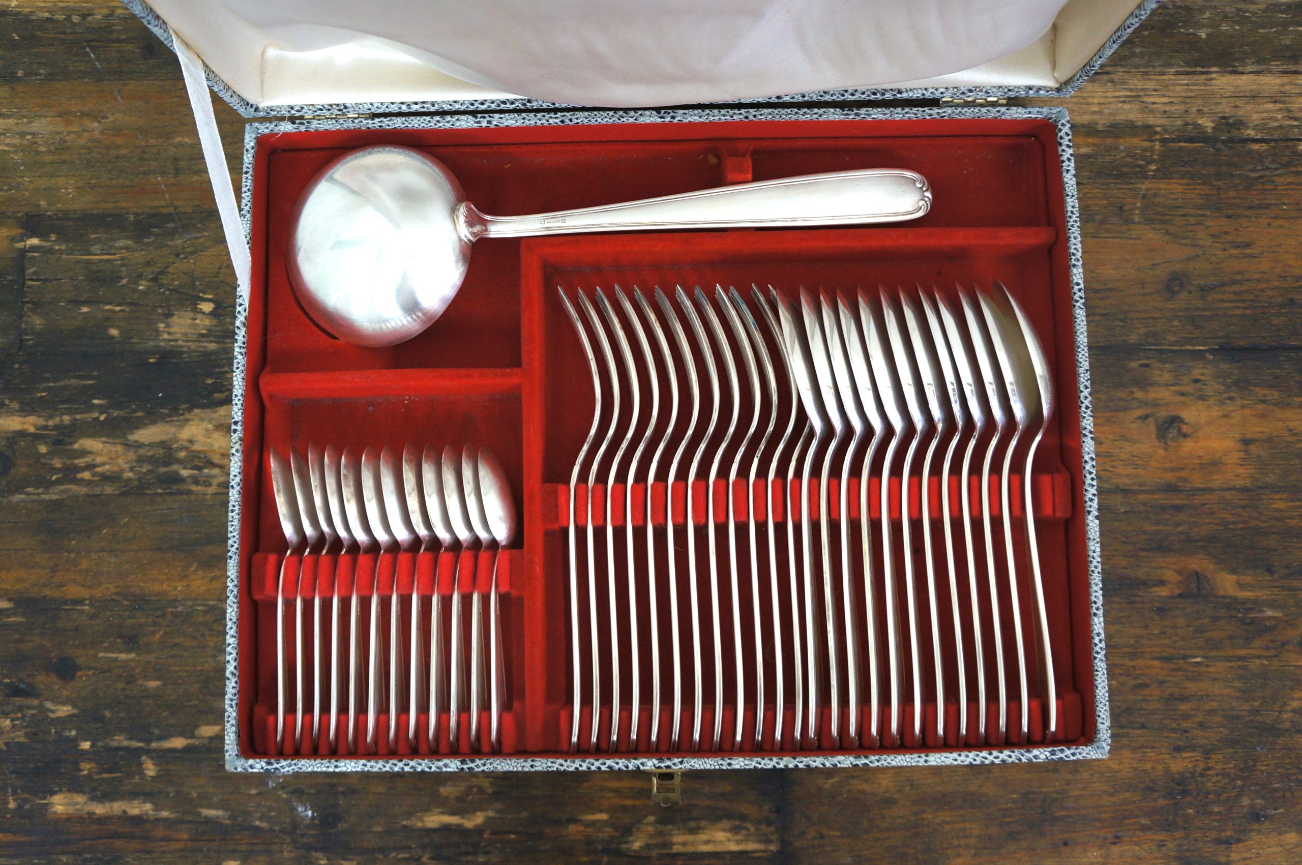 Charmante set bestek met 12 vorken, lepels, dessertlepels en soeplepel in grijze koffer - Image 2